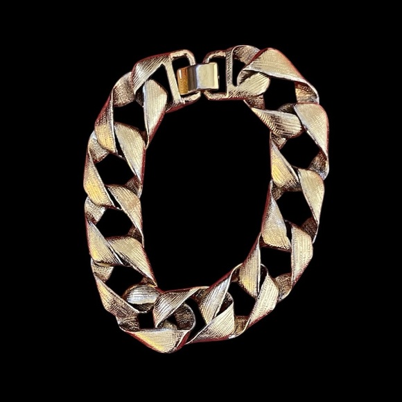 gold tone textured metal ribbon link bracelet. - Picture 5 of 7